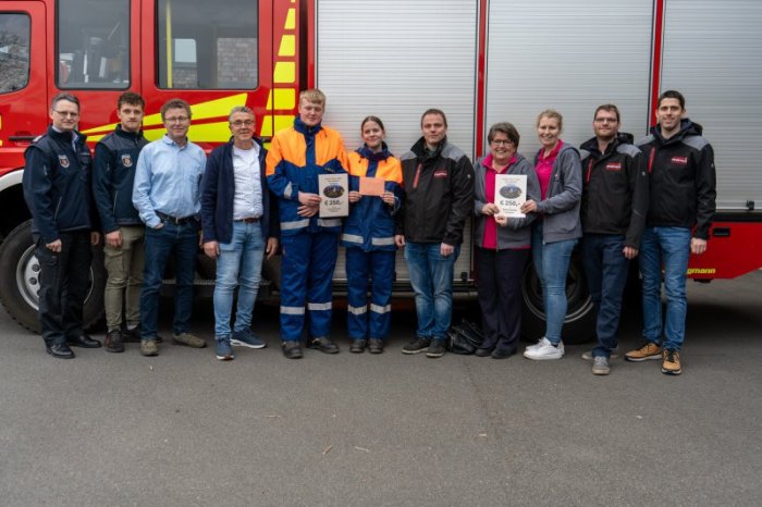 Spendenübergabe vom Weihnachts-Trecker-Korso an Jugendfeuerwehr und Seitenblicke
